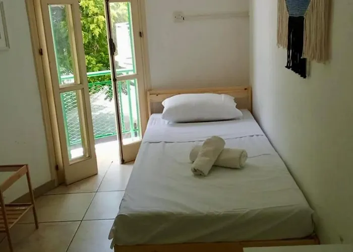 Private In Shared Flat בית אירוח *